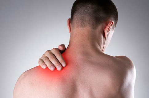 Triệu chứng đau âm ỉ và đau như bị vật nặng đè lên có thể liên quan đến đau sau lưng bên phải dưới bả vai không?

